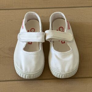 Cienta White Kids Dress Shoes with Strap